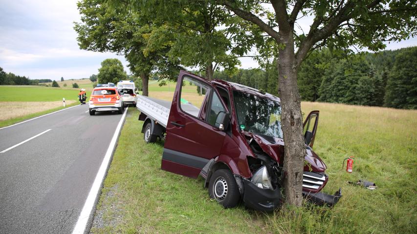 Kleintransporter kracht frontal gegen Baum: Fahrer erlitt Herzinfarkt