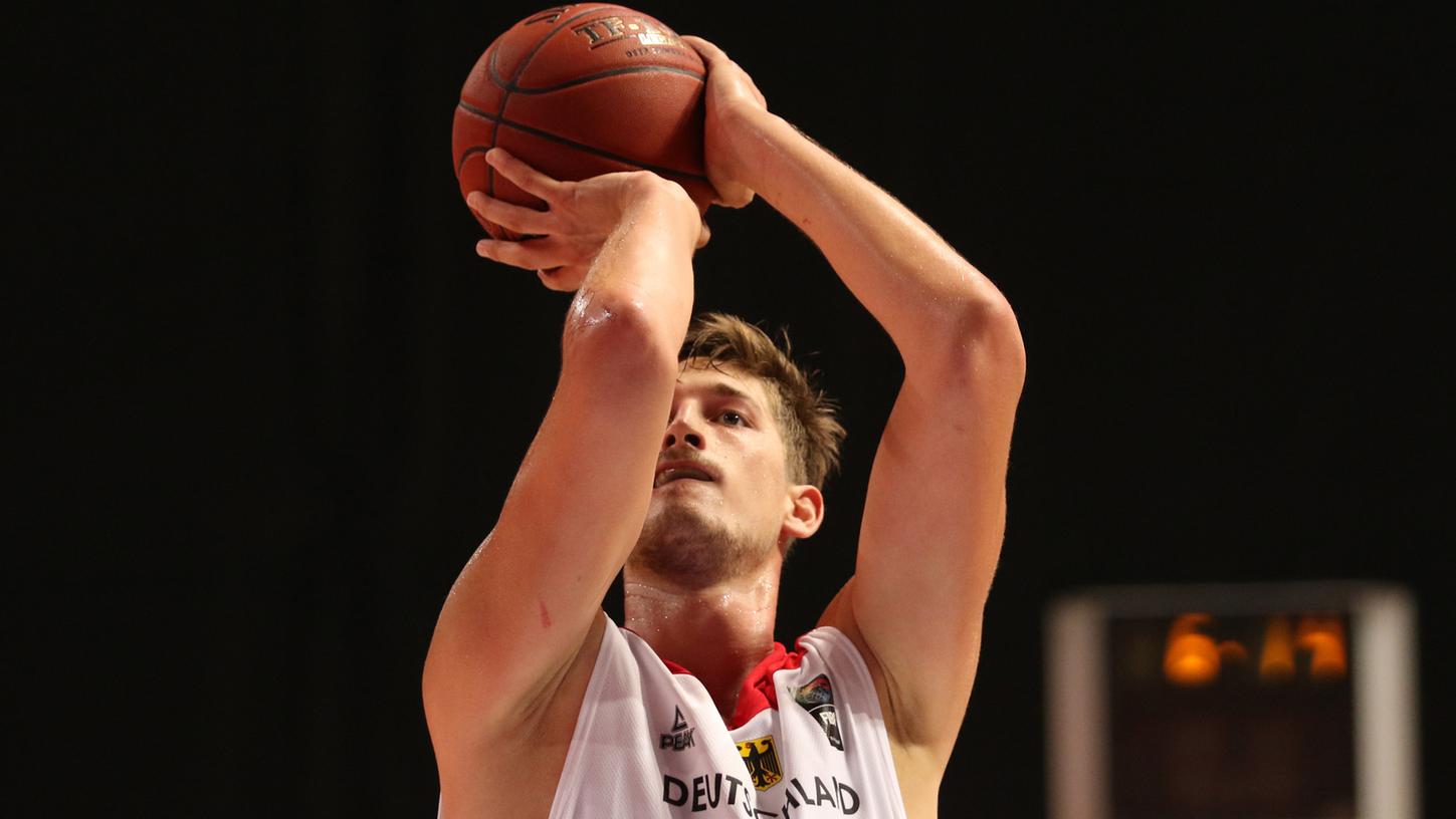 Der deutsche Basketball-Nationalspieler Tibor Pleiß wechselt zum spanischen Meister Valencia.