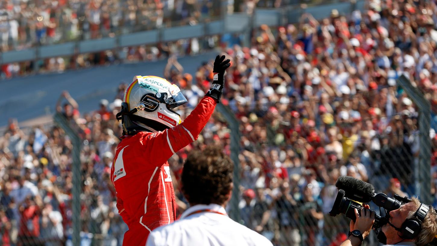 Die Nummer eins winkt ins Publikum: Sebastian Vettel erobert beim Großen Preis von Ungarn die Pole Position.