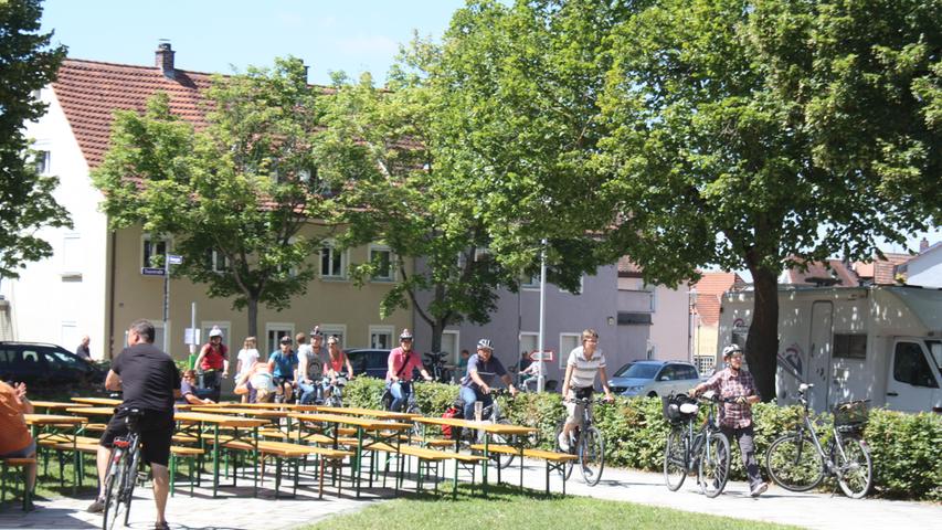 Der Verkehrsübungsplatz vor der Stephani-Schule wurde in einen Biergarten verwandelt, die ersten Radler treffen ein.