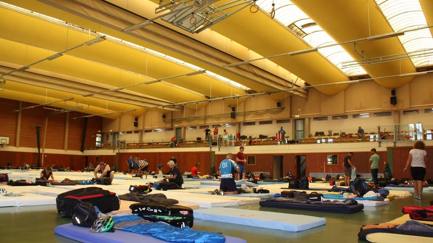Wo normalerweise Sport getrieben wird, beziehen die Teilnehmer der Radltour ihr Nachtquartier, wie hier in der Turnhalle des Simon-Marius-Gymnasiums.