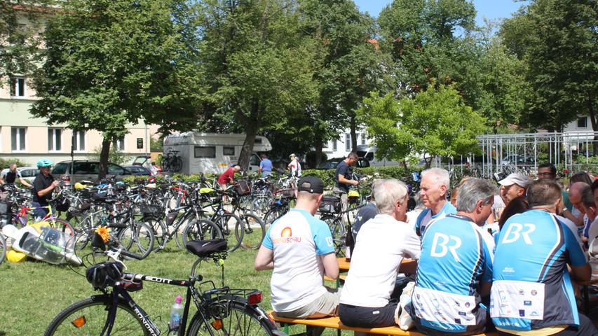 Fahrräder wohin das Auge blickt: Der Verkehrsübungsplatz vor der Stephani-Schule ist kurzfristig zum Biergarten und Fahrradparkplatz umfunktioniert.