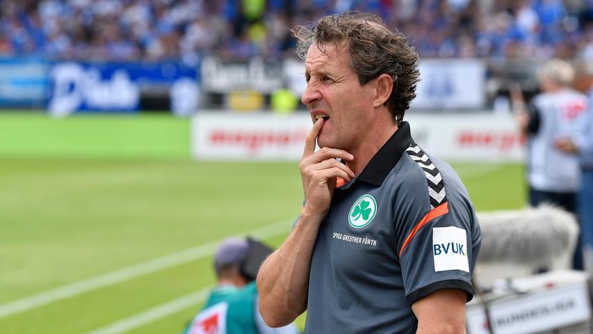 Läuft etwas zu glatt gerade, oder? Darmstadt ist als Bundesliga-Absteiger natürlich abgezockt, kann innerhalb von wenigen Minuten das Tempo erhöhen und Fürth unter Druck setzen. Das weiß auch der Cheftrainer.