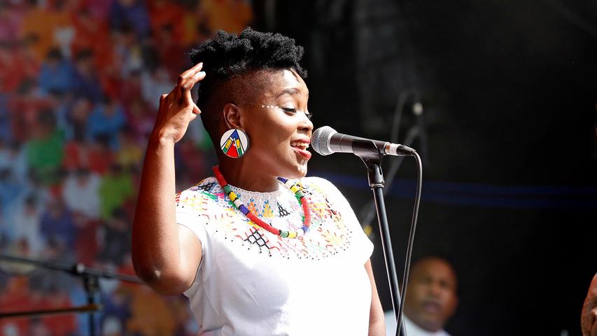 Zulu-Drums treffen Soul, Jazz, Reggae, House und Rap: Soweto Soul lieferten eine furiose Hommage an die Musikseele südafrikanischer Townships ab und animierten die Zuschauer vor der Bühne auf der Insel Schütt zum Mitmachen.