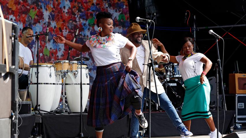 Zulu-Drums treffen Soul, Jazz, Reggae, House und Rap: Soweto Soul lieferten eine furiose Hommage an die Musikseele südafrikanischer Townships ab und animierten die Zuschauer vor der Bühne auf der Insel Schütt zum Mitmachen.