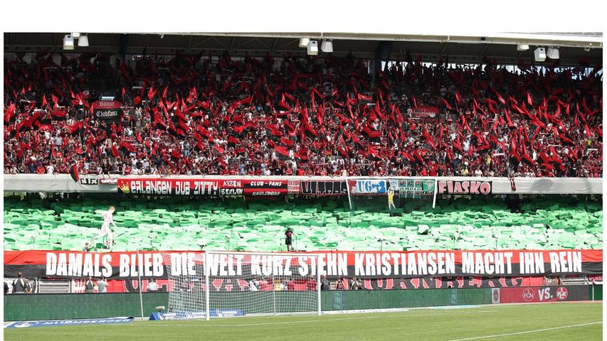 Die Club-Ultras, die schon vor Saisonbeginn angekündigt hatten, sich wieder stimmungsvoll im Stadion einzubringen, bereiten den FCN-Jungs einen festlichen Empfang. Sie erinnerten zudem an Jan Kristiansen, der mit seinem fulminanten Schuss im Pokal-Endspiel vor zehn Jahren Nürnbergs größten Erfolg in der jüngeren Vereinsgeschichte bewerkstelligt hatte.