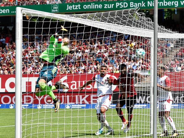 Nürnbergs zweiter Streich: Lautern-Schlussmann Marius Müller ließ sich von einer Kerk-Ecke überraschen.