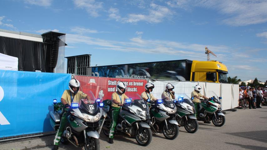 16 Polizeimotorräder sichern die Radfahrer auf ihrer Tour durch den Freistaat ab. Der Einsatz ist freiwillig, die Beamten kommen aus ganz Bayern.