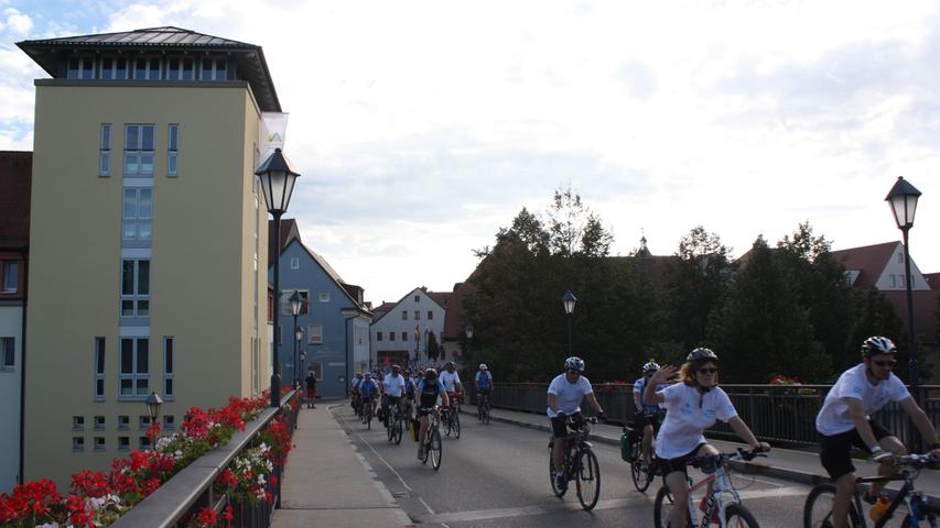 Über die Altmühlbrücke in die Oettinger Straße, so langsam sortieren sich die 2200 Teilnehmer auf der ersten diesjährigen BR-Radltour-Etappe durchs Seenland.