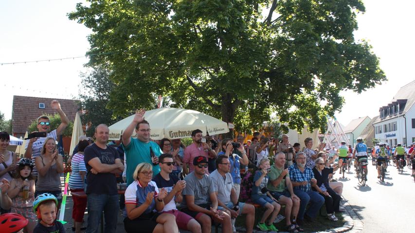 Wie überall erhalten die Teilnehmer der BR-Radltour auch in Muhr am See viel Applaus vom am Straßenrand wartenden Menschen.
