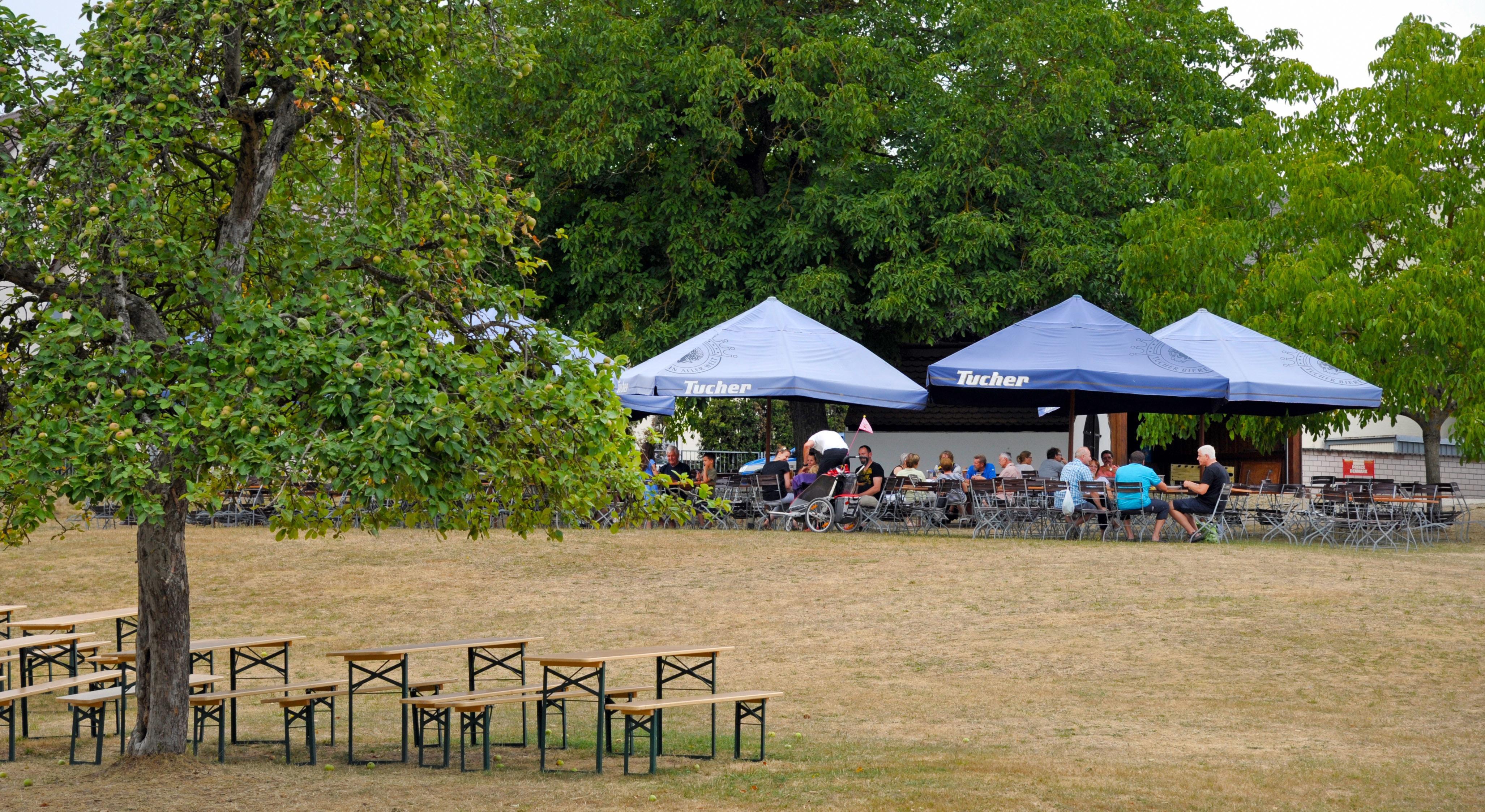 Das Gasthaus Gumbrecht bietet einen idyllischen Biergarten mit Ausblick auf die fränkischen Weiherlandschaften fernab von jeglichem Straßenlärm. Der Biergarten mit Selbstbedienung ist ab circa Mitte März, sobald die ersten Sonnenstrahlen herauskommen, zum gemütlichen Beisammensein geöffnet. Das Gasthaus bietet ganzjährig hausgemachte fränkische Brotzeit, an den Aktionstagen (Mittwoch/Donnerstag) Schlachtschüssel sowie in den Wintermonaten Sonntags einen warmen Mittagstisch.