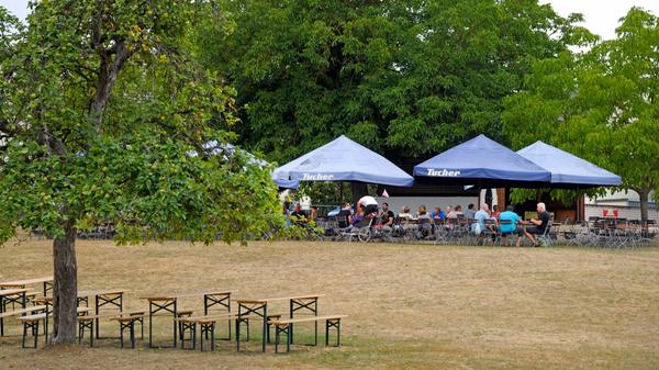 Das Gasthaus Gumbrecht bietet einen idyllischen Biergarten mit Ausblick auf die fränkischen Weiherlandschaften fernab von jeglichem Straßenlärm. Der Biergarten mit Selbstbedienung ist ab circa Mitte März, sobald die ersten Sonnenstrahlen herauskommen, zum gemütlichen Beisammensein geöffnet. Das Gasthaus bietet ganzjährig hausgemachte fränkische Brotzeit, an den Aktionstagen (Mittwoch/Donnerstag) Schlachtschüssel sowie in den Wintermonaten Sonntags einen warmen Mittagstisch.