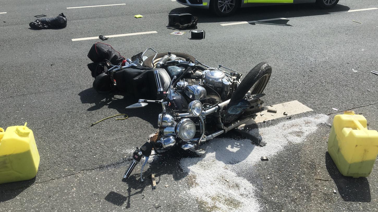 Die Notärzte konnten nichts mehr für den Motorradfahrer tun, er starb noch am Unfallort.