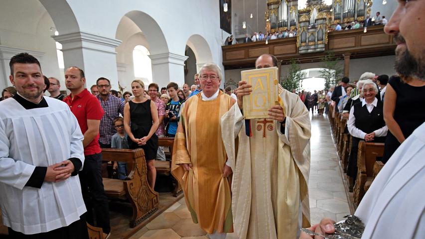 Die Hofkirche war übervoll: Mit einem Gottesdienst und einem anschließenden Stehempfang hat sich Dekan Monsignore Richard Distler in den Ruhestand verabschiedet.