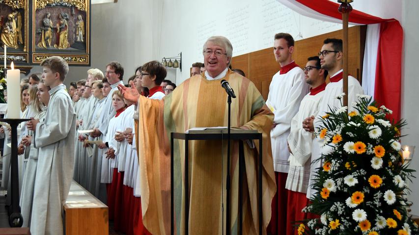 Die Hofkirche war übervoll: Mit einem Gottesdienst und einem anschließenden Stehempfang hat sich Dekan Monsignore Richard Distler in den Ruhestand verabschiedet.