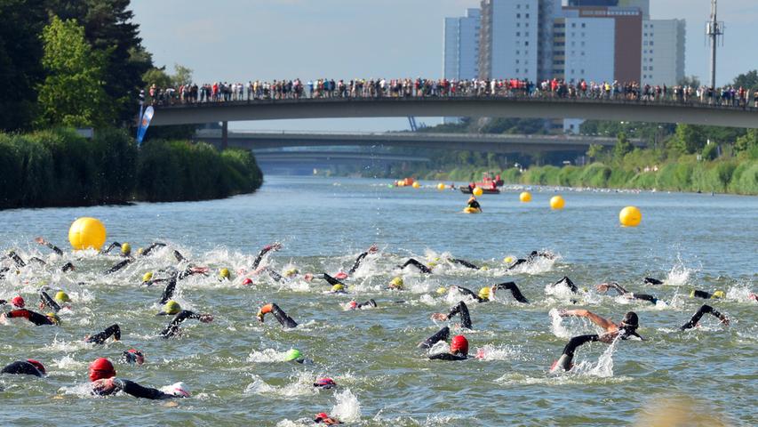 M-net Triathlon 2017: 800 Sportler stürzten sich in den Europakanal