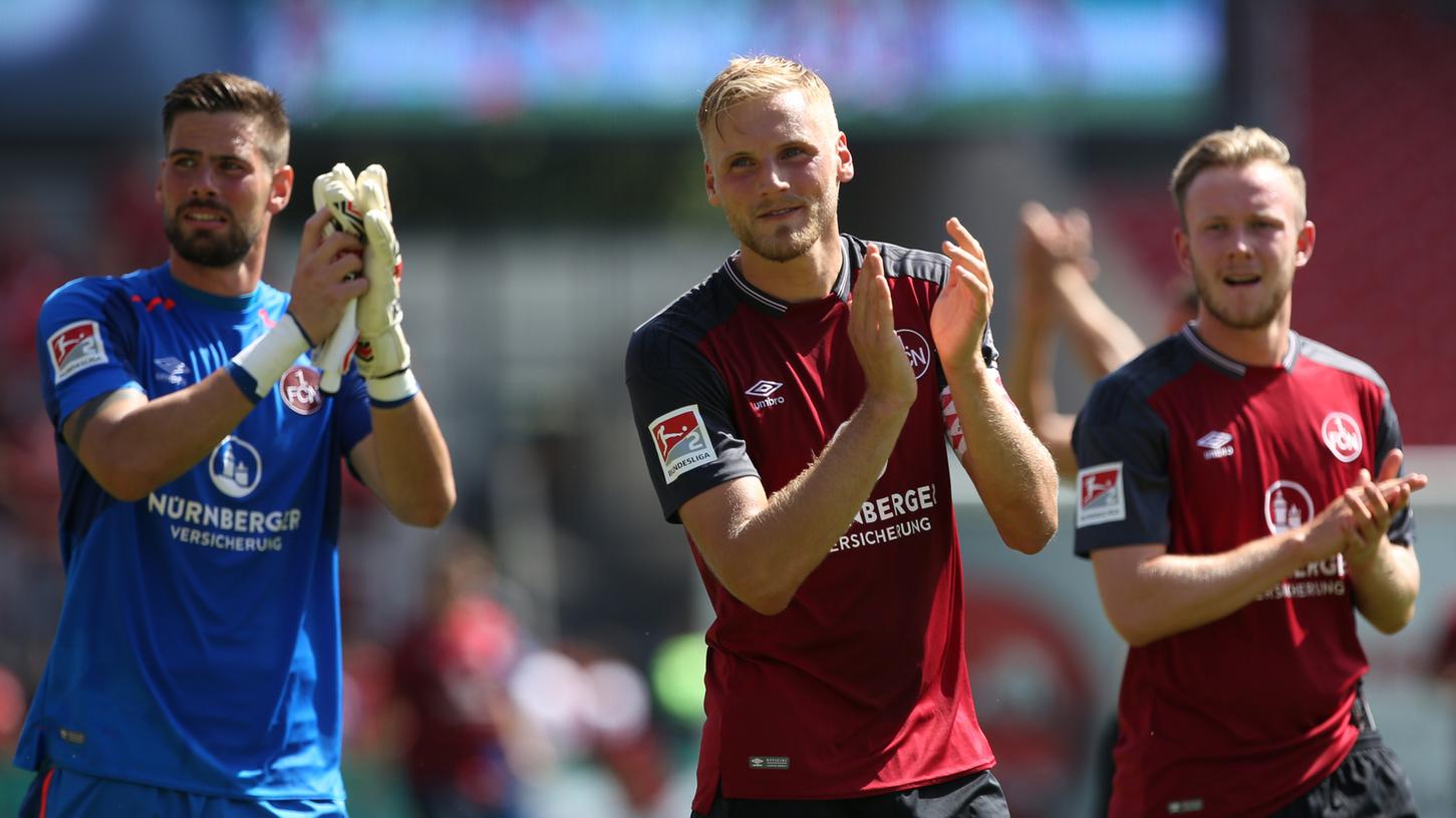 Applaus zum Auftaktsieg: FCN-Kapitän Hanno Behrens feierte mit seinem Team einen tollen Saison-Start. Applaus zum Auftaktsieg: FCN-Kapitän Hanno Behrens feierte mit seinem Team einen tollen Saison-Start.