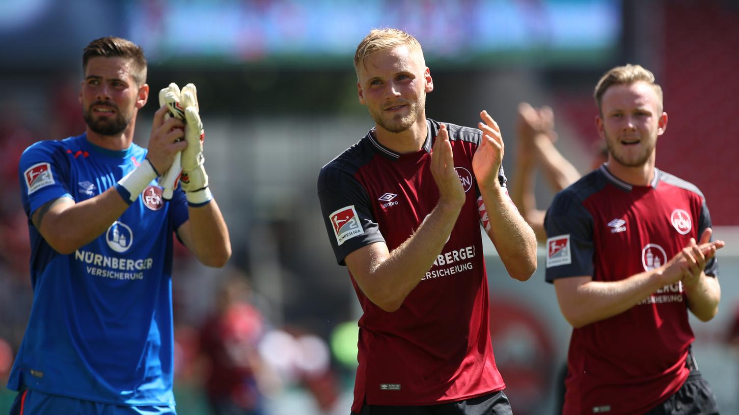 Applaus zum Auftaktsieg: FCN-Kapitän Hanno Behrens feierte mit seinem Team einen tollen Saison-Start.