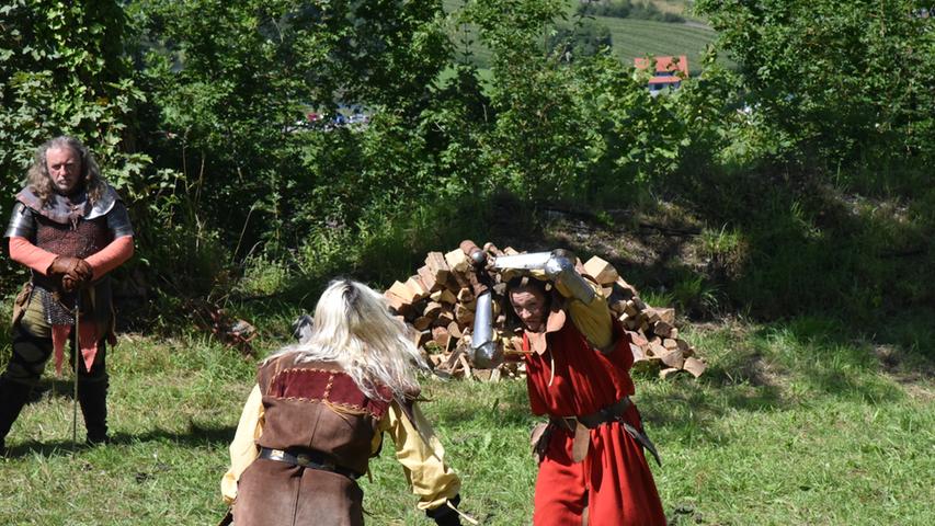Schaukampf und Gaukelei: Mittelalterfest auf der Ruine Neideck
