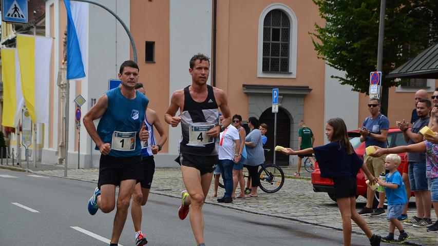 Stefan Böllet (li.) läuft hier noch mit dem späteren Zweiten, Jörg Schaller. Ab der Hälfte der 10.000 Meter war der Favorit aber alleine unterwegs.