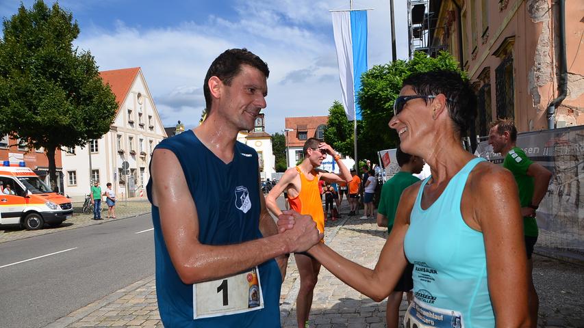 Noch etwas verschwitzt, aber glücklich: Die beiden Sieger Stefan Böllet und Christine Ramsauer gratulieren sich.
