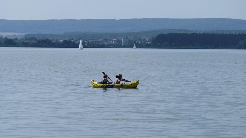 Schon am Morgen sind die ersten Boote am See.