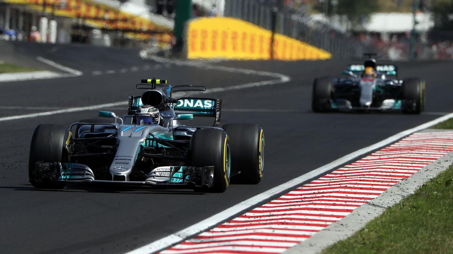 Ungewöhnliche Aktion: Lewis Hamilton (hinten) ließ beim Großen Preis von Ungarn seinen Teamkollegen Valtteri Bottas vorbei - weil der ihm wiederum einige Runden zuvor Platz machte, um einen Angriff auf die in Front liegenden Ferraris zu starten.