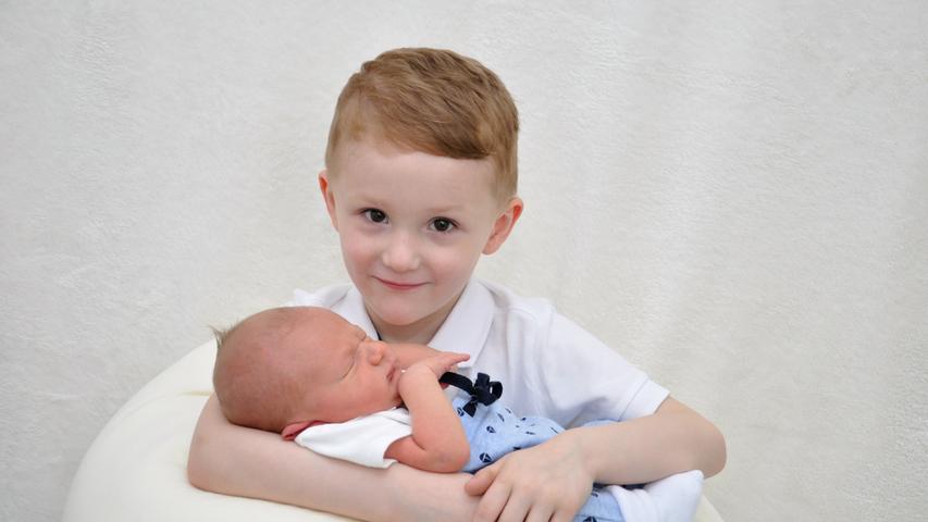 Der kleine Elias schläft im Arm seines Bruders. Er wurde am 4. Juni 2017 im Klinikum Hallerwiese geboren, wog 2990 Gramm und war 51 Zentimeter groß.
