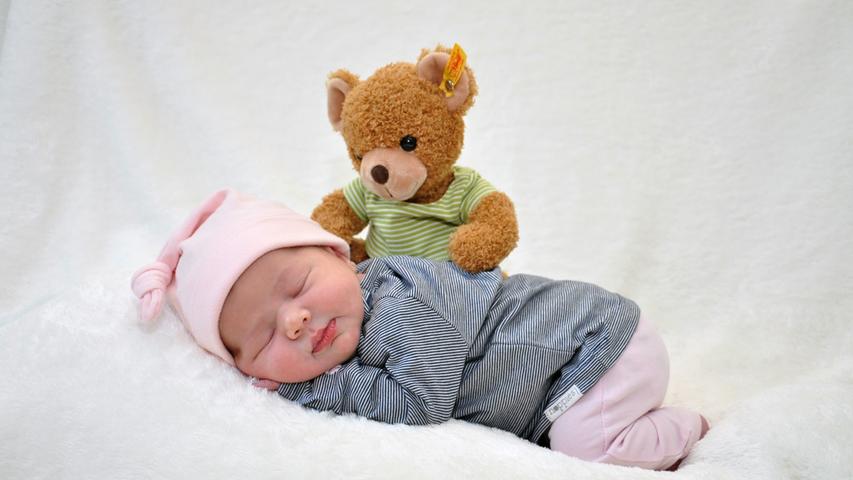 Geborgen und beschützt vom Steiff-Teddy schlummert Laura Elisabeth. Sie wurde am 6. Juni 2017 im Klinikum Hallerwiese geboren, war dabei 3430 Gramm schwer und 53 Zentimeter groß.