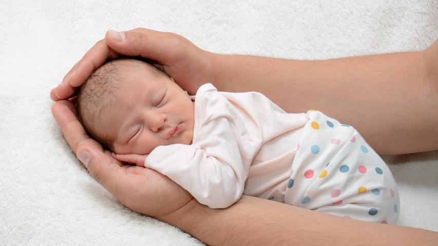 In geborgenen Händen schläft Ela Aysu Özcan. Sie ist am 26. Juni in der Hallerwiese geboren und misst 53 Zentimeter Körperlänge.