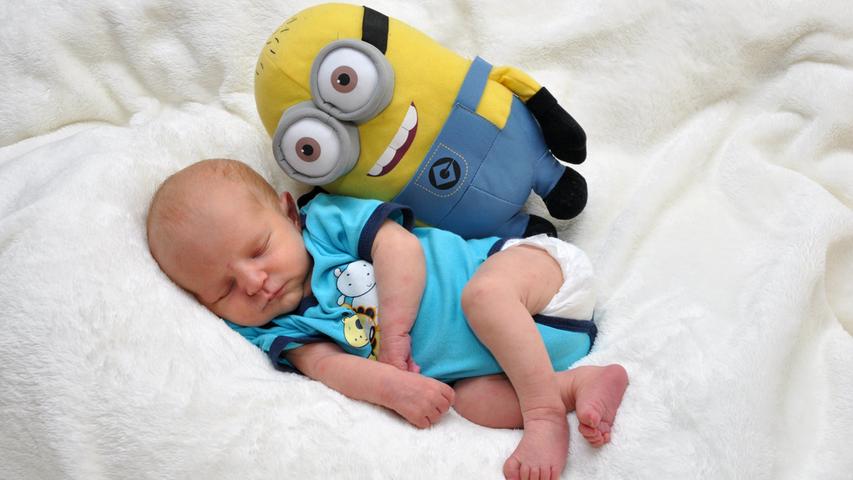 Mit einem Minion an der Seite lässt es sich für Dominic gut schlafen. Er wurde am 14. Juni mit 50 Zentimeter und 3340 Gramm geboren.