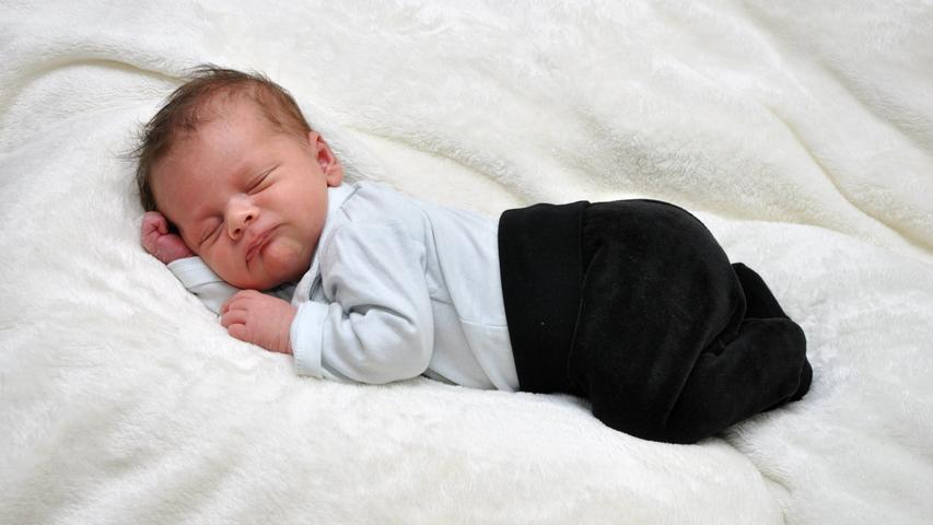 Da ist jemand ganz schön müde: Arda Muhammed Gökhan, seit dem 15. Juni 2017 auf dieser Welt, wurde mit 51 Zentimetern Körpergröße und 3110 Gramm Gewicht geboren.