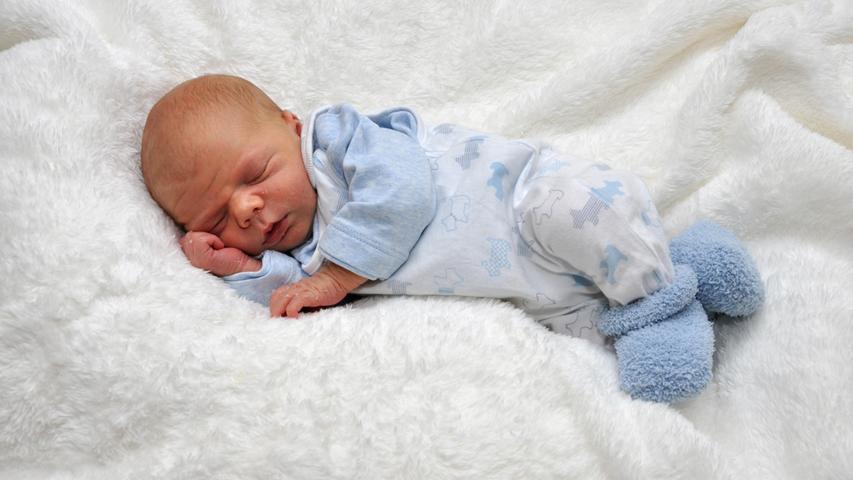 So klein, so müde! Hier ruht sich Laurin von seiner Geburt am 30. Juni aus, bei der er 53 Zentimeter groß war und 3520 Gramm wog.