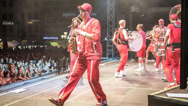 Sportlich! Moop Mama, mit Saxophon und Megaphon und natürlich: Trainingsanzügen. Urban Brass eben. Große Show in 2017, Thema damals übrigens: "Gegenwind".