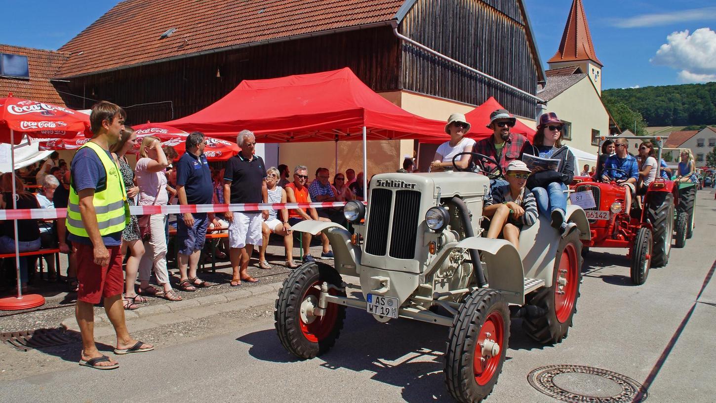 Oldtimer und E-Mobilität beim Dorffest in Pilsach