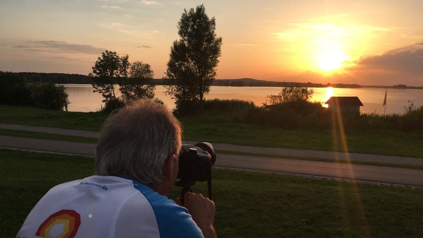 Heinrich Brehm aus Neuenstein (Hohenlohe)fotografiert den Sonnenuntergang. Gestern fuhr er noch bei der BR-Radltour mit. "Es war so heiß, dass ich ausgestiegen bin." Aber morgen fährt er wieder mit. Viel Glück!