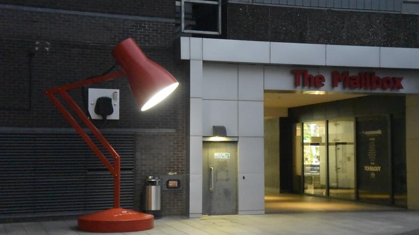 Eine etwas zu groß geratene Tischlampe am Nobel-Shopping-Center "The Mailbox".