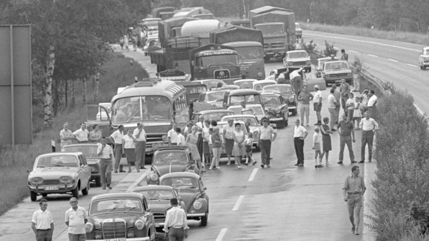 4. August 1967: Flammenmeer auf der Autobahn 4. August 1967: Flammenmeer auf der Autobahn