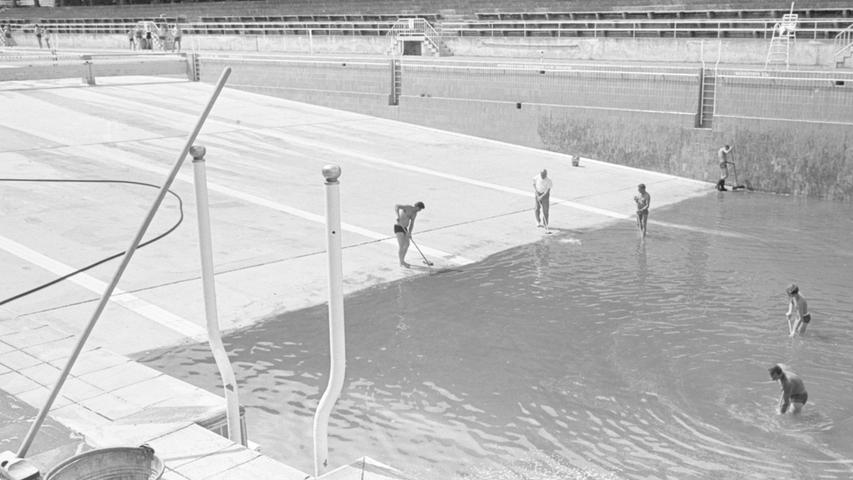 Mitten im Bade-Rekordsommer 1967 müssen die "Wasserratten" vier Tage lang auf die kühlen Fluten des Stadionbades verzichten. Die Schuld an dieser Zwangspause tragen die Algen. Wochenlang hatte das Badeamt gegen diesen Schrecken aller Schwimmbäder angekämpft, aber aller Aufwand war vergebens geblieben. Am Mittwochabend mußte Amtsleiter Hanns Dürschner kapitulieren. Die Sporenpflanzen hatten das Wasser in den Becken in eine giftig-grüne schillernde Masse verwandelt. "Schon aus ästhetischen Gründen konnten wir es niemandem mehr zumuten, darin zu baden", sagt Dürschner.  Hier geht es zum Kalenderblatt vom 5. August 1967: Die Algen sind schuld