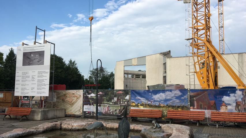 Die kunstvoll gestalteten Störche im Brunnen vor der Gunzenhäuser Stadthalle scheinen die Bauarbeiten interessiert zu beobachten.