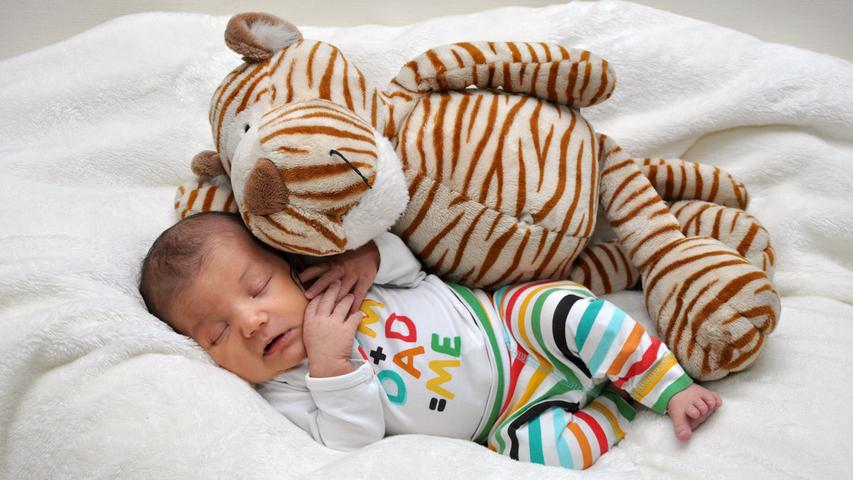 49 Zentimeter und 3570 Gramm pures Babyglück - wer möchte da nicht kuscheln? Das ist Antonia, die am 17. Juli im Südklinikum geboren wurde.