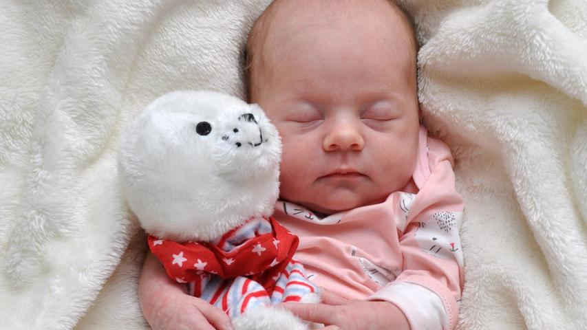 Wer schläft denn hier so entspannt? Das ist die kleine Emma, die bei ihrer Geburt am 6. Juli 2360 Gramm auf die Waage brachte und 48 Zentimeter maß.