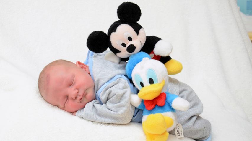 Mickey und Donald passen hier sehr gut auf den kleinen Deren auf. 50 Zentimeter groß war er an seiner Geburt am 18. Juli 2017.