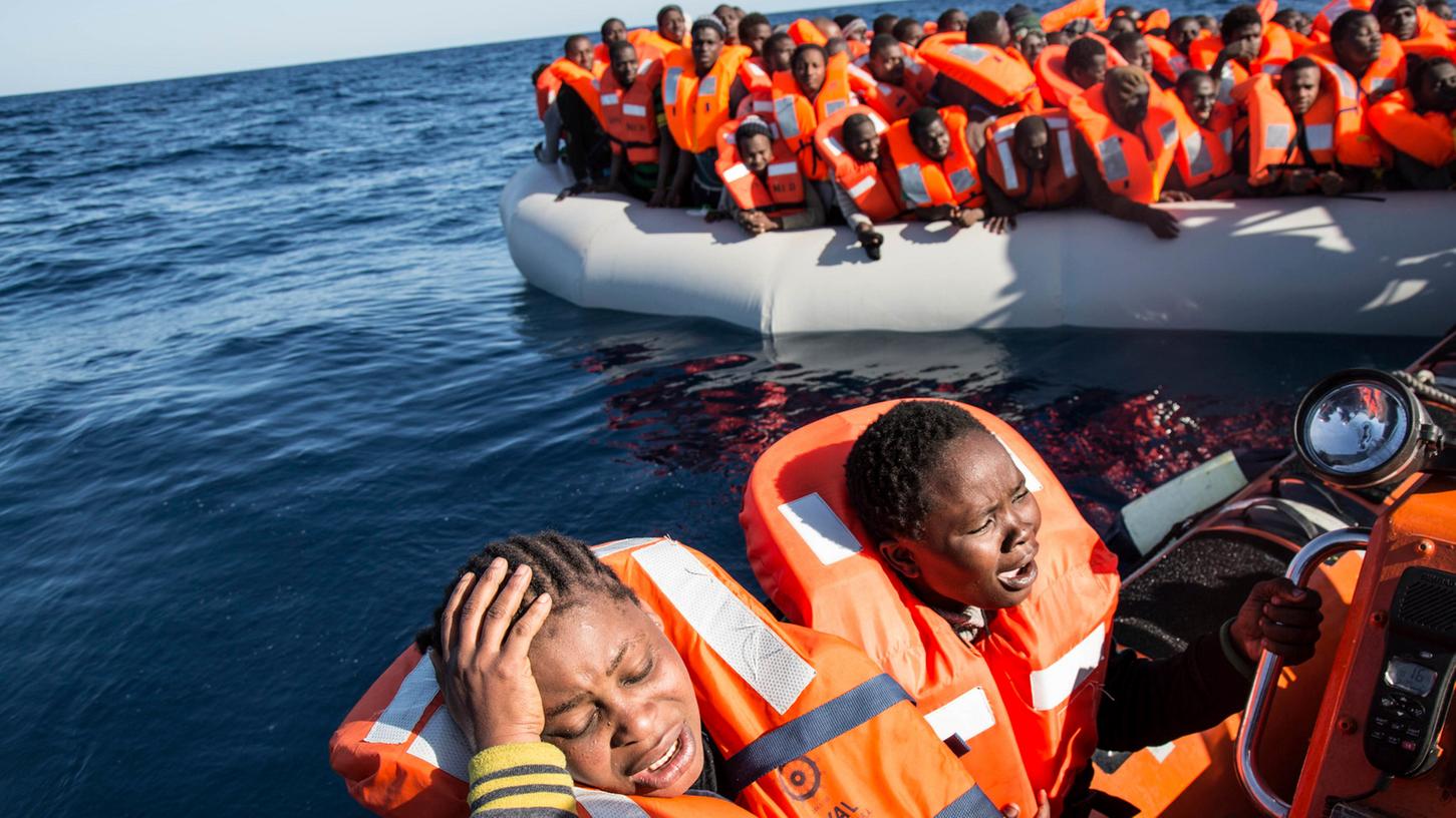 Das Retten von Migranten aus dem Mittelmeer soll künftig hohe Geldstrafen für die Hilfsorganisationen mit sich bringen.