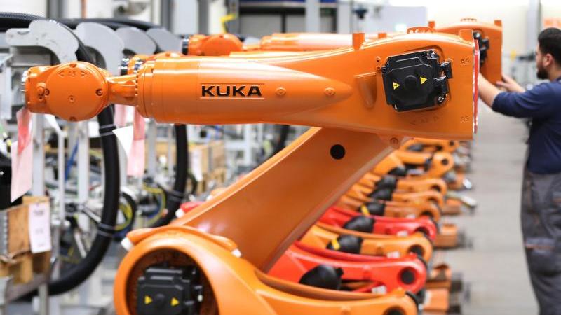 Die Roboter-Sparte von Kuka läuft gut - hier könnten einige Mitarbeiter aus dem Anlagenbau unterkommen, hieß es.
