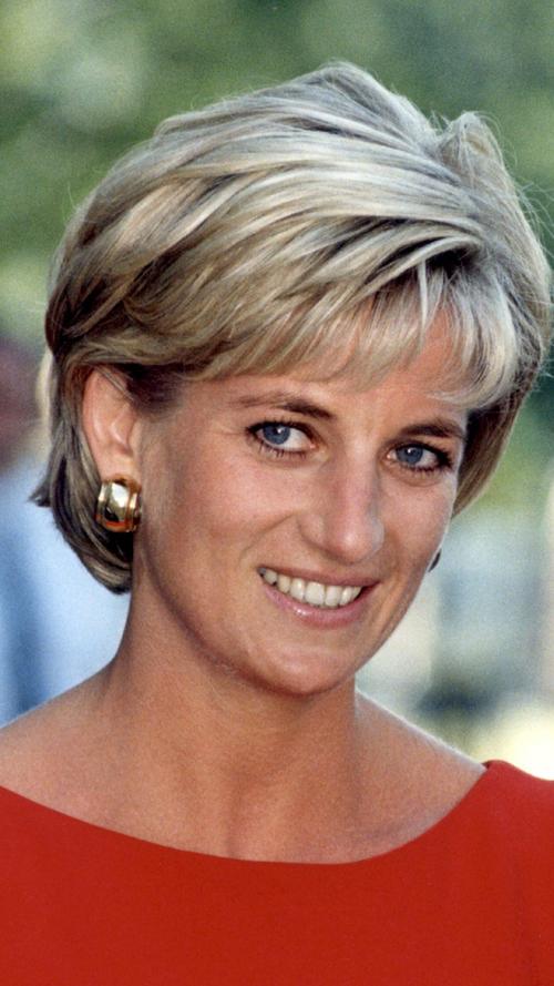 Ihr Tod schockierte vor zwanzig Jahren die Welt: Diana, Princess of Wales, geborene Spencer. Mit gerade einmal 36 Jahren kam sie 1997 in Paris bei einem Autounfall ums Leben. Diese Galerie wirft einen Blick zurück auf ein bewegtes Leben, von ihrem sozialen Engagement...
