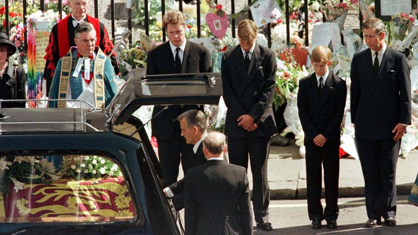 ...bis zu ihrem Tod am 31. August 1997 und die Trauerfeier am 6. September 1997. Hier zu sehen ihre tief getroffene Familie: ihr jüngerer Bruder Charles Spencer, 9. Earl Spencer, ihre beiden Söhne William und Harry und ihr Exmann Prinz Charles.