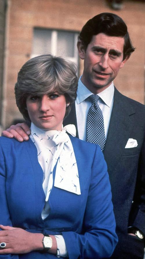 ...ließ jedoch nicht lange auf sich warten. Hier sind die beiden zu sehen am 24. Februar 1981 in den Gärten des Buckingham Palace am Tag der Bekanntgabe ihrer Verlobung. Die Hochzeit folgte am 29. Juli desselben Jahres. Aus der Ehe gingen die beiden Söhne William und Harry hervor, geboren 1982 beziehungsweise 1984.