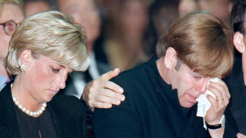 Am 22. Juli 1997 nehmen Diana und Elton John an der Trauerfeier für den eine Woche zuvor in Miami Beach erschossenen italienischen Modeschöpfer Gianni Versace in Mailand teil. Etwas mehr als fünf Wochen später, am 31. August, stirbt Diana selbst bei einem Autounfall in Paris. Ihr Lebensgefährte Dodi Al-Fayed sowie der alkoholisierte Fahrer Henri Paul kamen dabei ebenfalls ums Leben. Elton Johns Tribut an die Verstorbene, "Candle in the Wind", wurde weltberühmt.