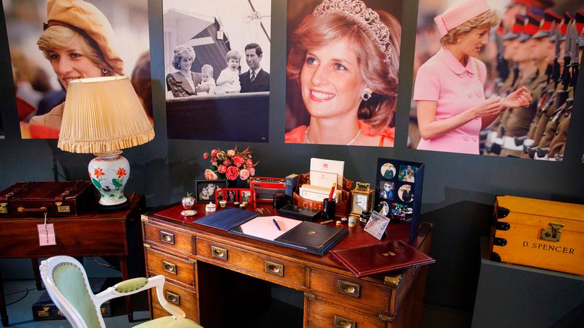 Auch 20 Jahre nach ihrem Tod ist das Interesse der Menschen an Diana ungebrochen. Hier zu sehen ist Prinzessin Dianas Arbeitstisch aus dem Kensington Palace und einige persönliche Gegenstände, ausgesucht von ihren Söhnen William und Harry, drapiert im Buckingham Palace anlässlich eines Fototermins für die Ausstellung "Royal Gifts".